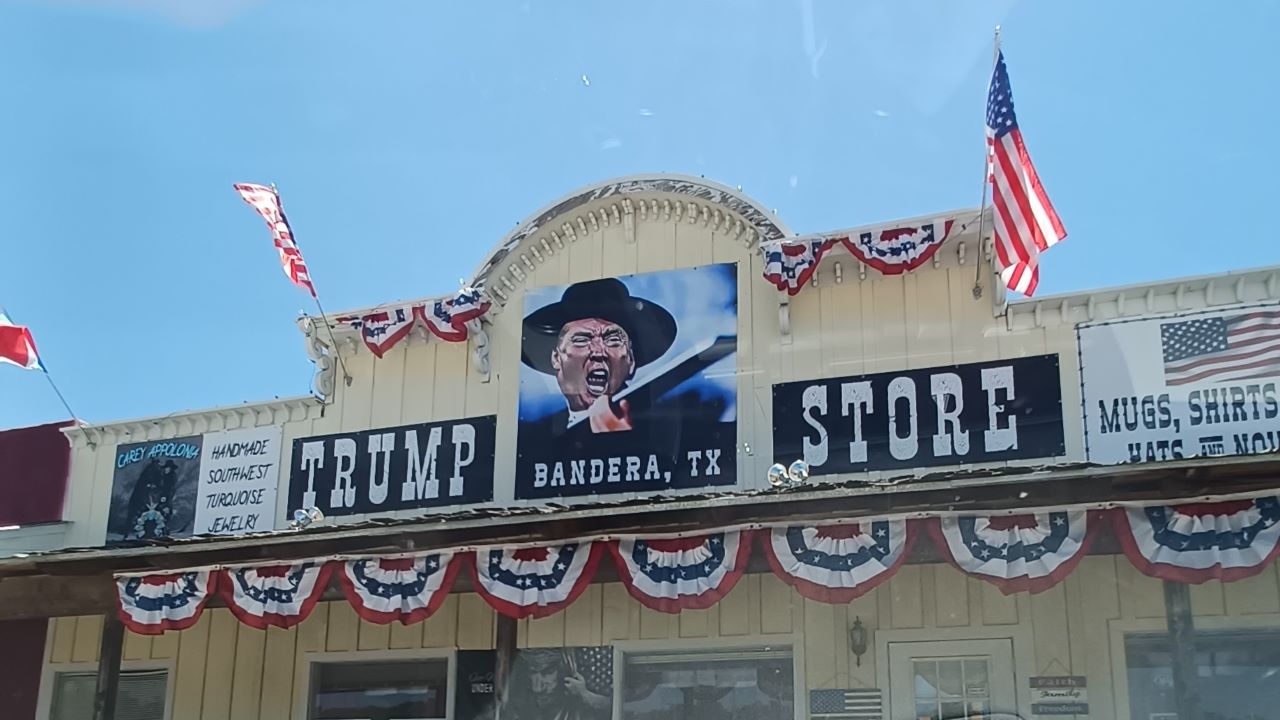 Perché così tanti americani continuano a sostenere Donald Trump Trump-Store-bandera