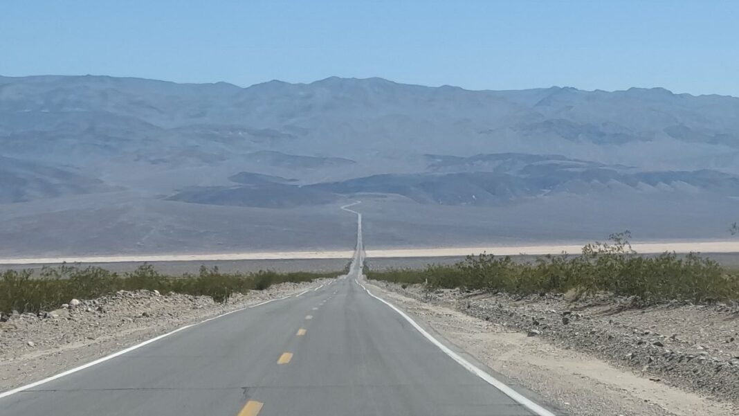 Viaggiare on the road Death-Valley