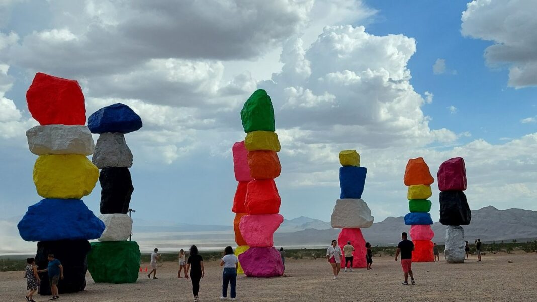 Seven Magic Mountains: l’installazione instagrammabile di Ugo Rondinone Seven-Magic-Mountains-nevada