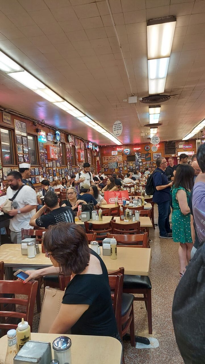 Katz’s Delicatessen New York: il tempio del pastrami kat's-deli-new-york