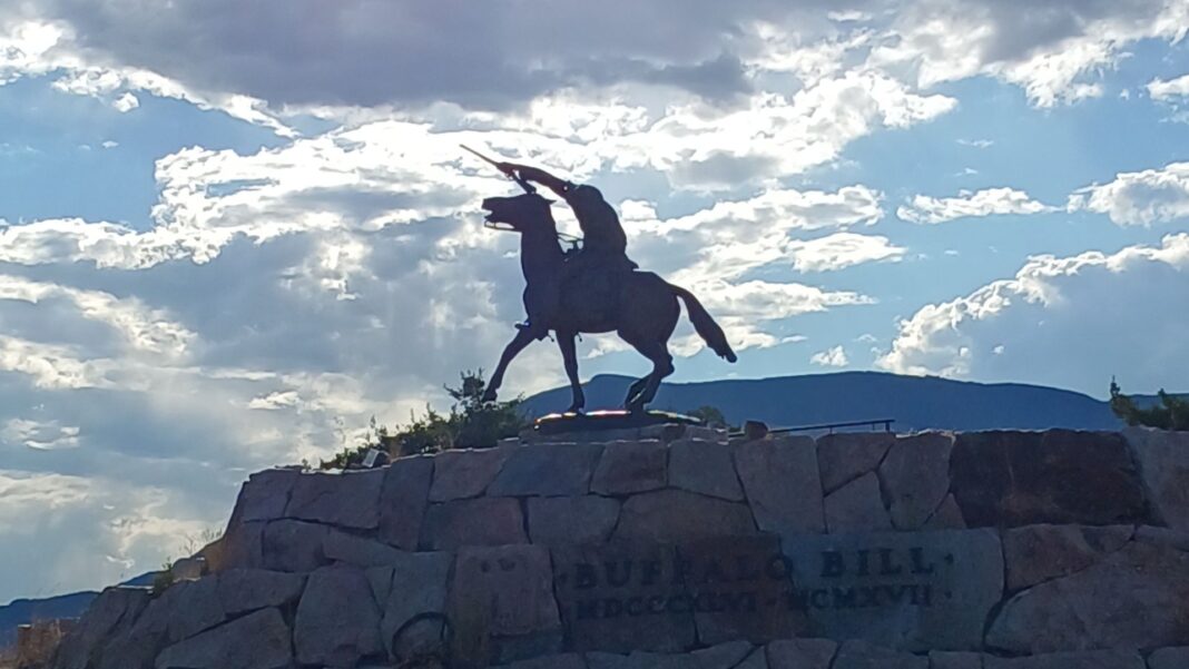 Il West di Buffalo Bill buffalo-bill-statua-cody-wyoming-travel-to-usa