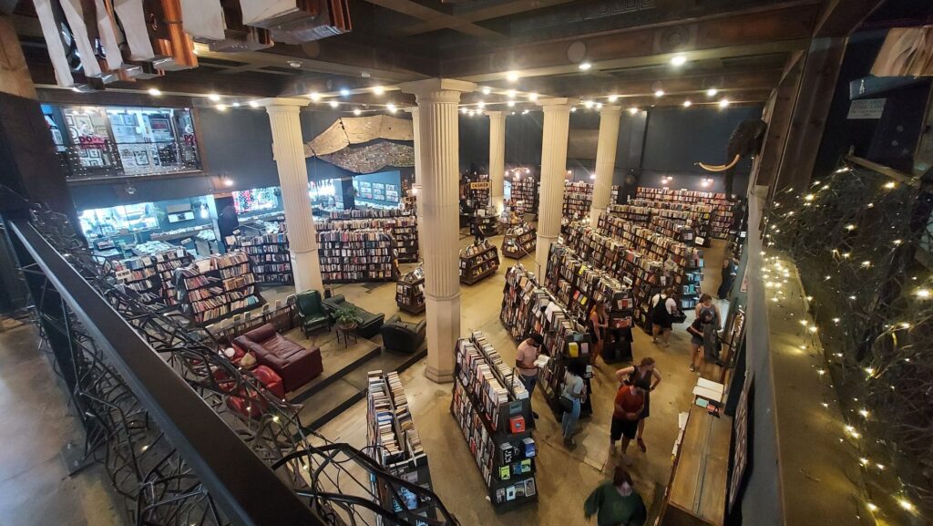 the-last-bookstore-los-angeles-california-travel-to-usa-10